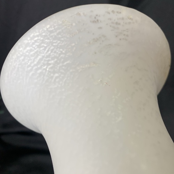 Vintage creamy white satin glass vase made by Larry Lasko for Mikasa - Picture 8 of 9